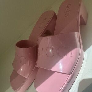 Gucci sandals size 37